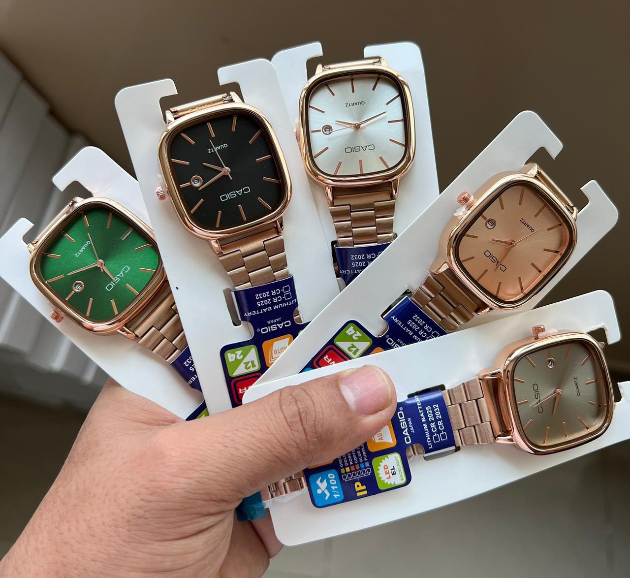 ⌚ Montre Quartz Rétro Carrée Casio — Unisexe (Hommes / Femmes) — Acier Inoxydable, Bracelet à Maillons, Résistance à l’eau du quotidien