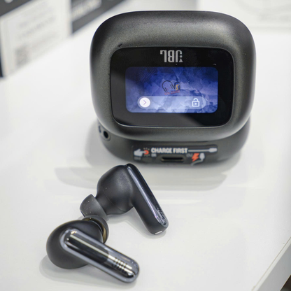 🎧✨ JBL Live Beam 3 — Écouteurs sans fil avec boîtier de recharge intelligent à écran intégré 🧠📟, réduction de bruit adaptative 🔇, appels parfaits 📞🎙️ et autonomie jusqu’à 48 h 🔋⏳