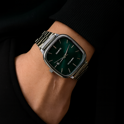 Casio — Montre élégante cadran carré vert, bracelet acier, 3 ATM ⌚ — Unisexe (Hommes / Femmes) — Acier Inoxydable, Bracelet à Maillons, Résistance à l’eau du quotidien