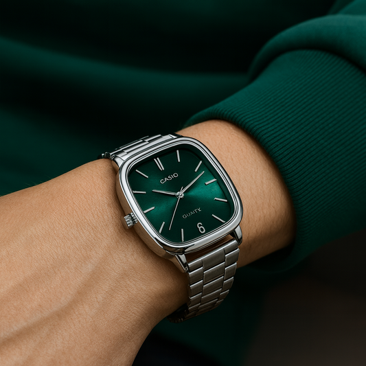 Casio — Montre élégante cadran carré vert, bracelet acier, 3 ATM ⌚ — Unisexe (Hommes / Femmes) — Acier Inoxydable, Bracelet à Maillons, Résistance à l’eau du quotidien