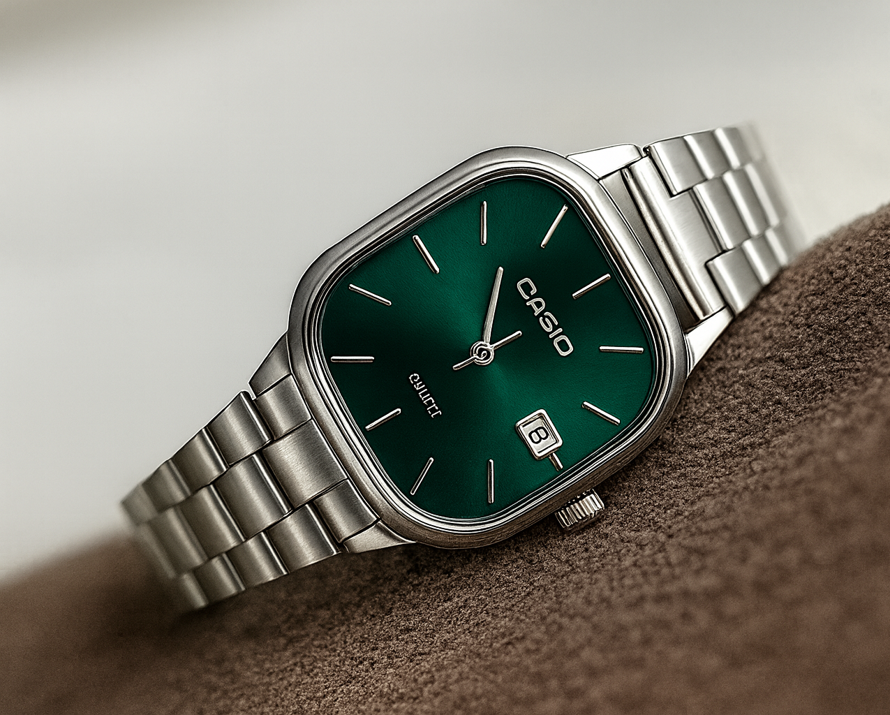 Casio — Montre élégante cadran carré vert, bracelet acier, 3 ATM ⌚ — Unisexe (Hommes / Femmes) — Acier Inoxydable, Bracelet à Maillons, Résistance à l’eau du quotidien