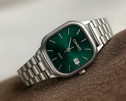 Casio — Montre élégante cadran carré vert, bracelet acier, 3 ATM ⌚ — Unisexe (Hommes / Femmes) — Acier Inoxydable, Bracelet à Maillons, Résistance à l’eau du quotidien