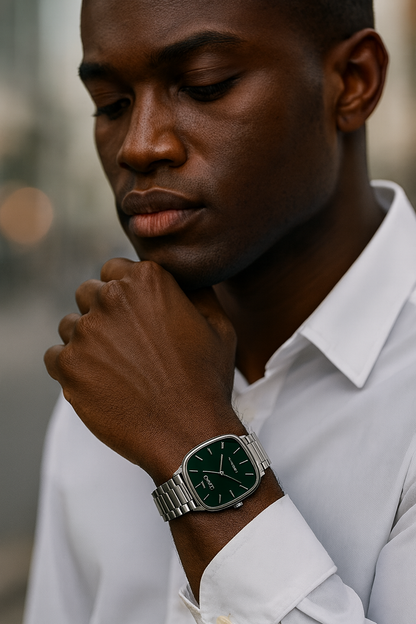 Casio — Montre élégante cadran carré vert, bracelet acier, 3 ATM ⌚ — Unisexe (Hommes / Femmes) — Acier Inoxydable, Bracelet à Maillons, Résistance à l’eau du quotidien