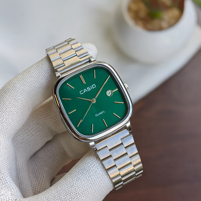 Casio — Montre élégante cadran carré vert, bracelet acier, 3 ATM ⌚ — Unisexe (Hommes / Femmes) — Acier Inoxydable, Bracelet à Maillons, Résistance à l’eau du quotidien
